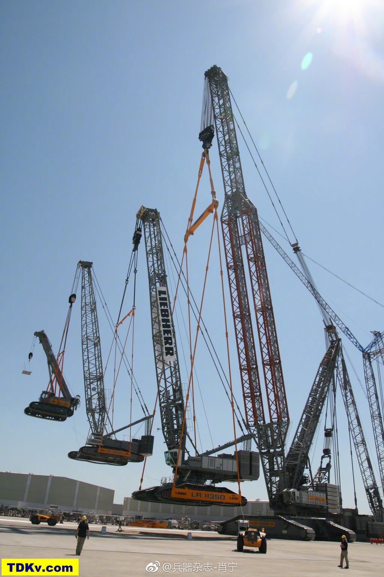 机械大爬虫--德国利勃海尔LR 13000自行式起重机与它的小伙伴们