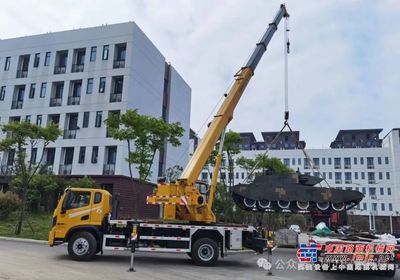 柳工起重机LTC100L5荣获2024中国工程机械年度产品TOP50市场表现金奖